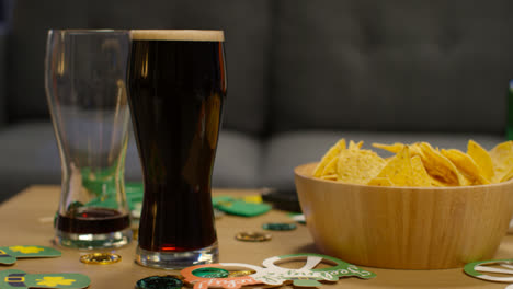 Cerca-De-Un-Vaso-De-Cerveza-Negra-Irlandesa-En-Un-Vaso-De-Pinta-En-La-Fiesta-Que-Celebra-El-Día-De-San-Patricio